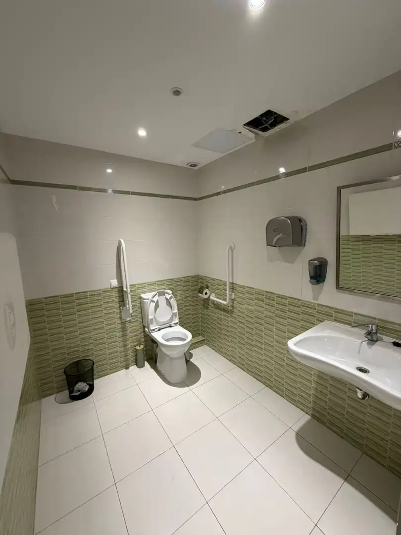 Bathroom of Commercial properties for rent in Coslada  with Air Conditioner