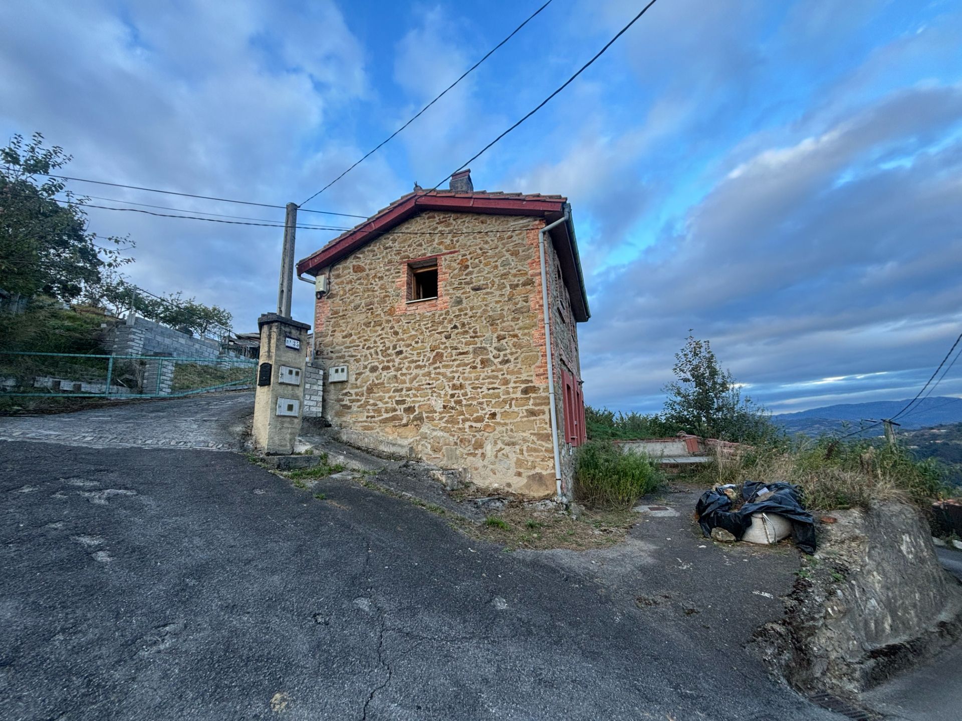 Vista exterior de Casa o xalet en venda en Langreo amb Traster