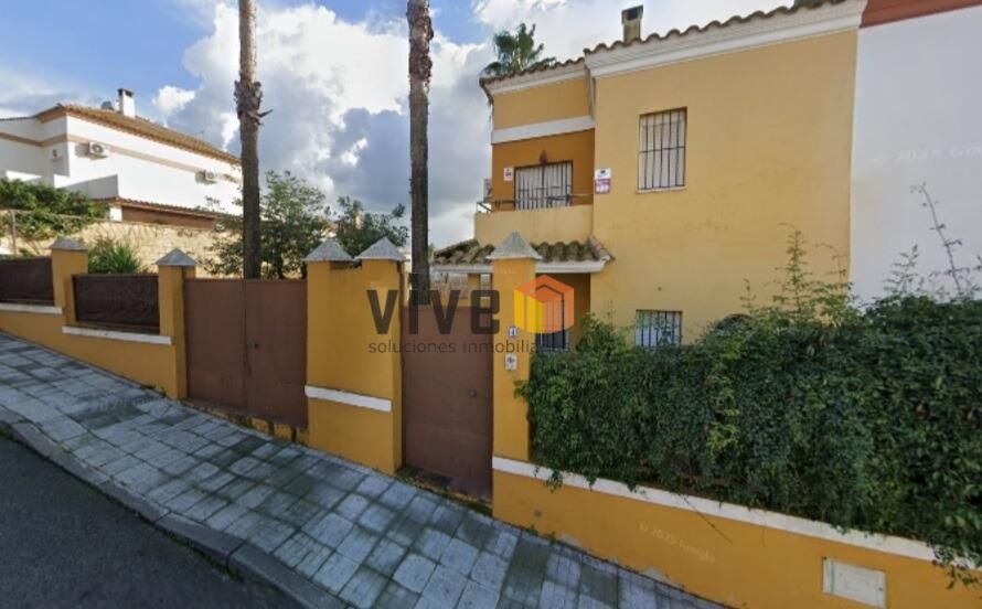 Vista exterior de Casa adosada en venda en Salteras amb Jardí privat, Terrassa i Piscina