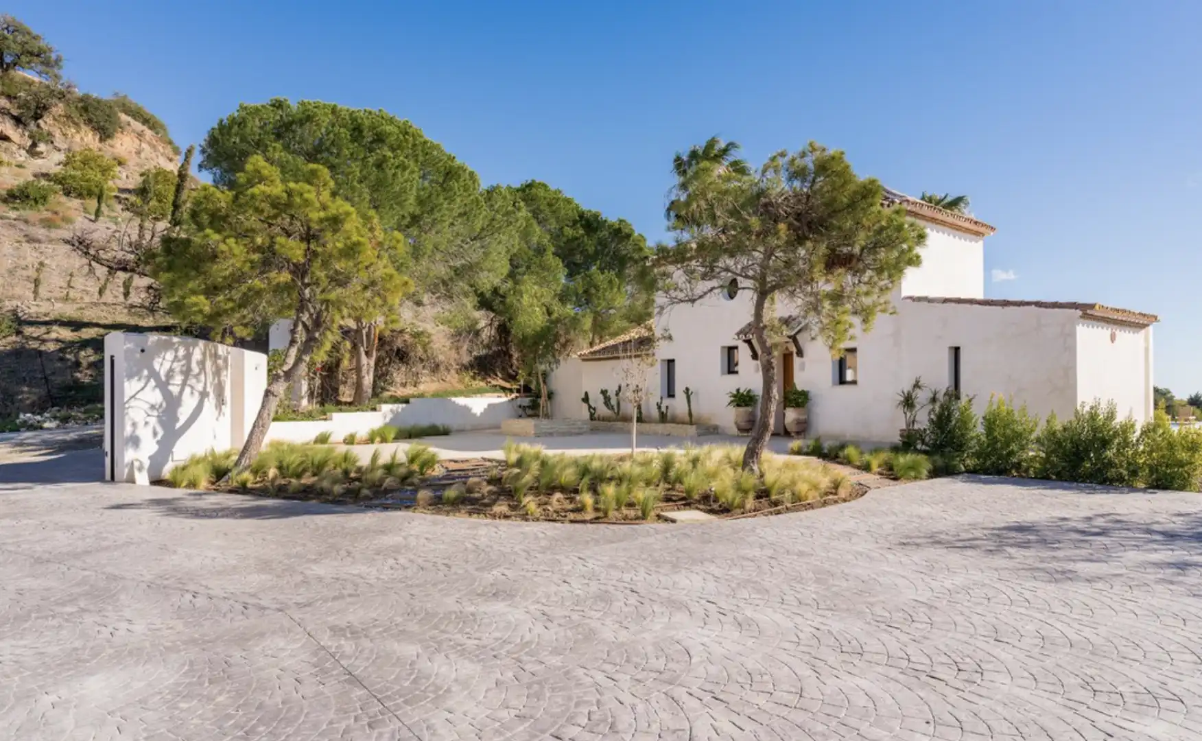 Vista exterior de Casa o xalet en venda en Estepona amb Aire condicionat, Calefacció i Jardí privat