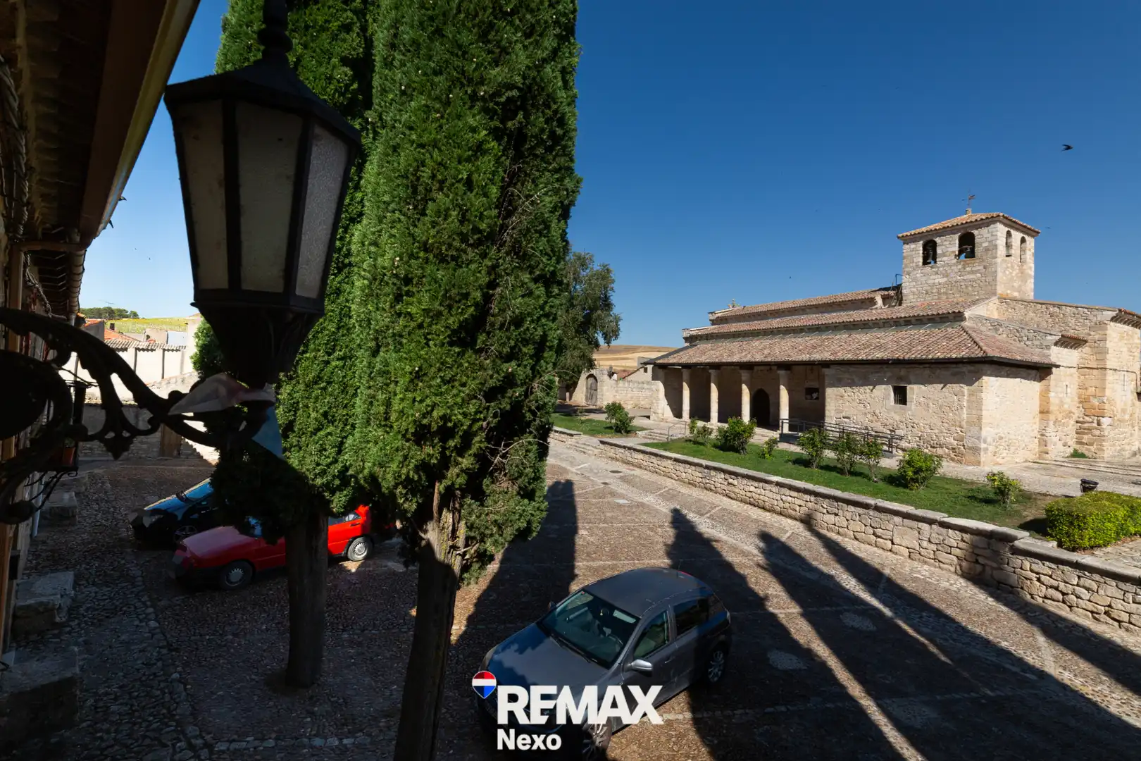 Vista exterior de Casa adosada en venda en Wamba amb Calefacció, Jardí privat i Terrassa