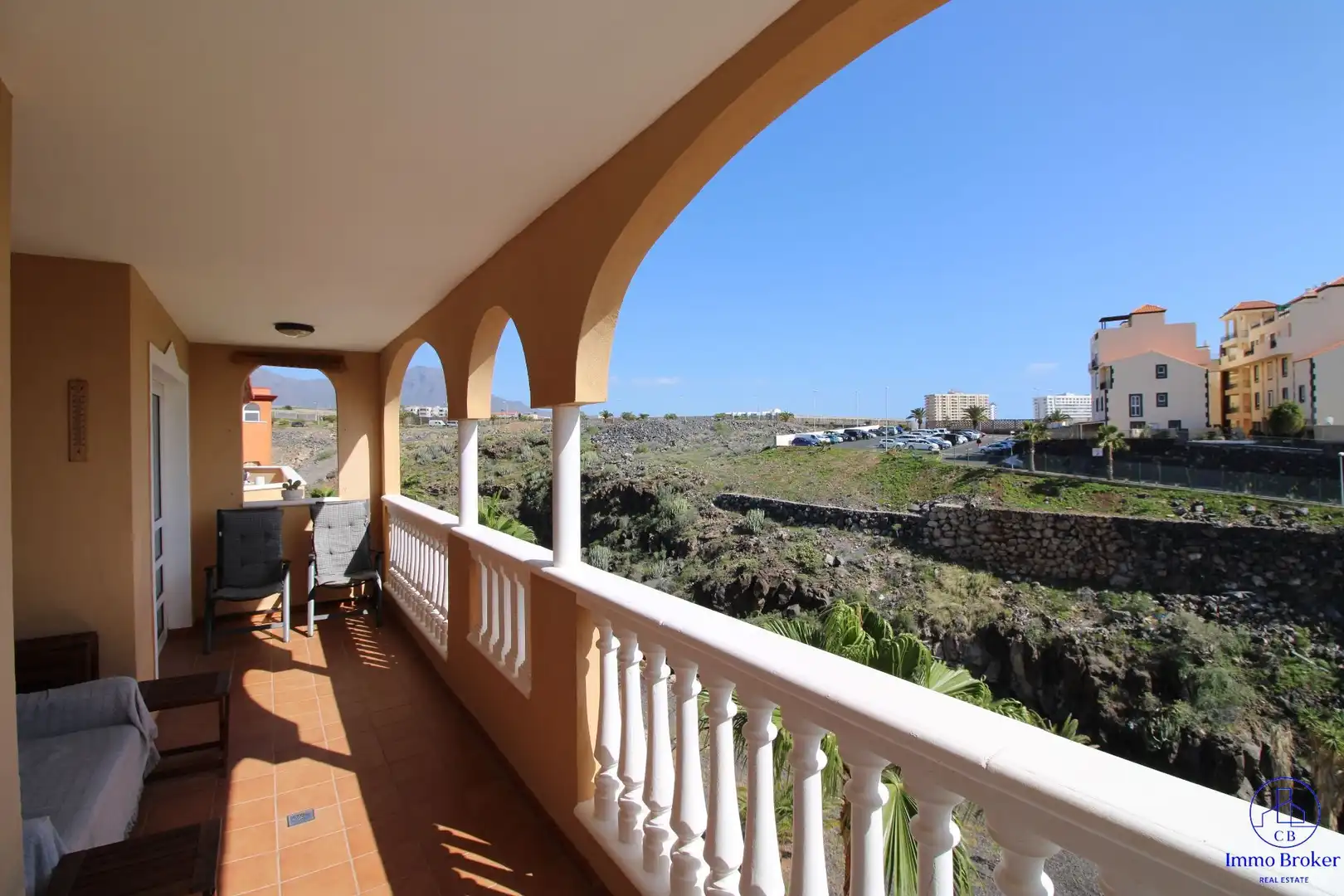 Terraza de Piso en venta en Adeje con Amueblado y Piscina comunitaria