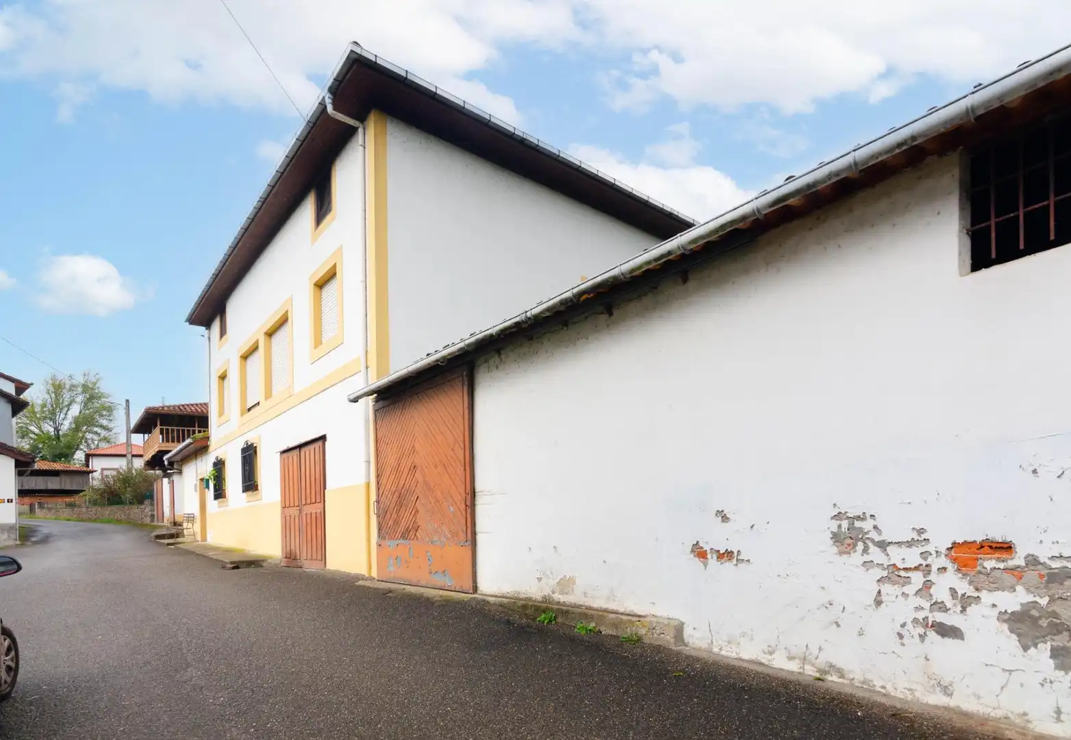 Vista exterior de Casa o chalet en venta en Salas con Calefacción, Jardín privado y Amueblado
