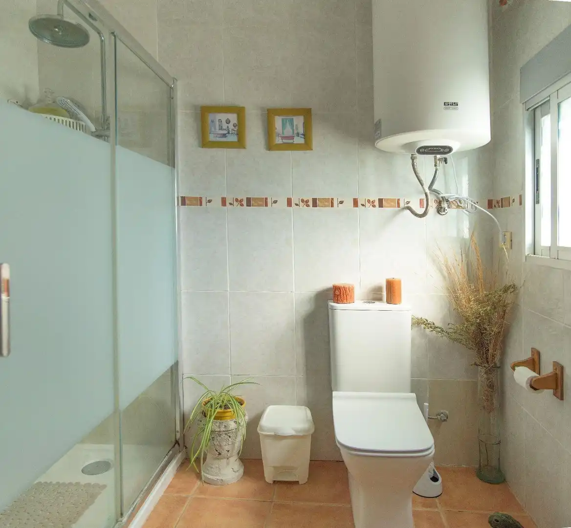 Badezimmer von Country house zur Miete in Sant Joan de Moró mit Klimaanlage, Privatgarten und Möbliert