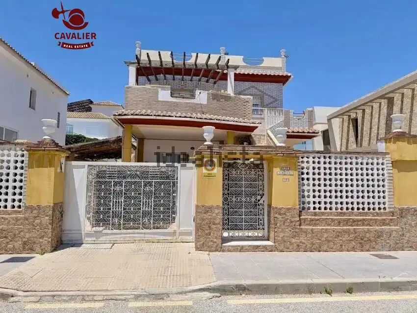 Vista exterior de Casa o xalet en venda en Vélez-Málaga amb Aire condicionat, Terrassa i Traster