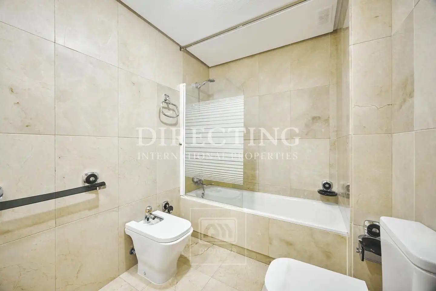 Bathroom of Flat for sale in Madrid  with Air Conditioner, Heating and Parquet flooring