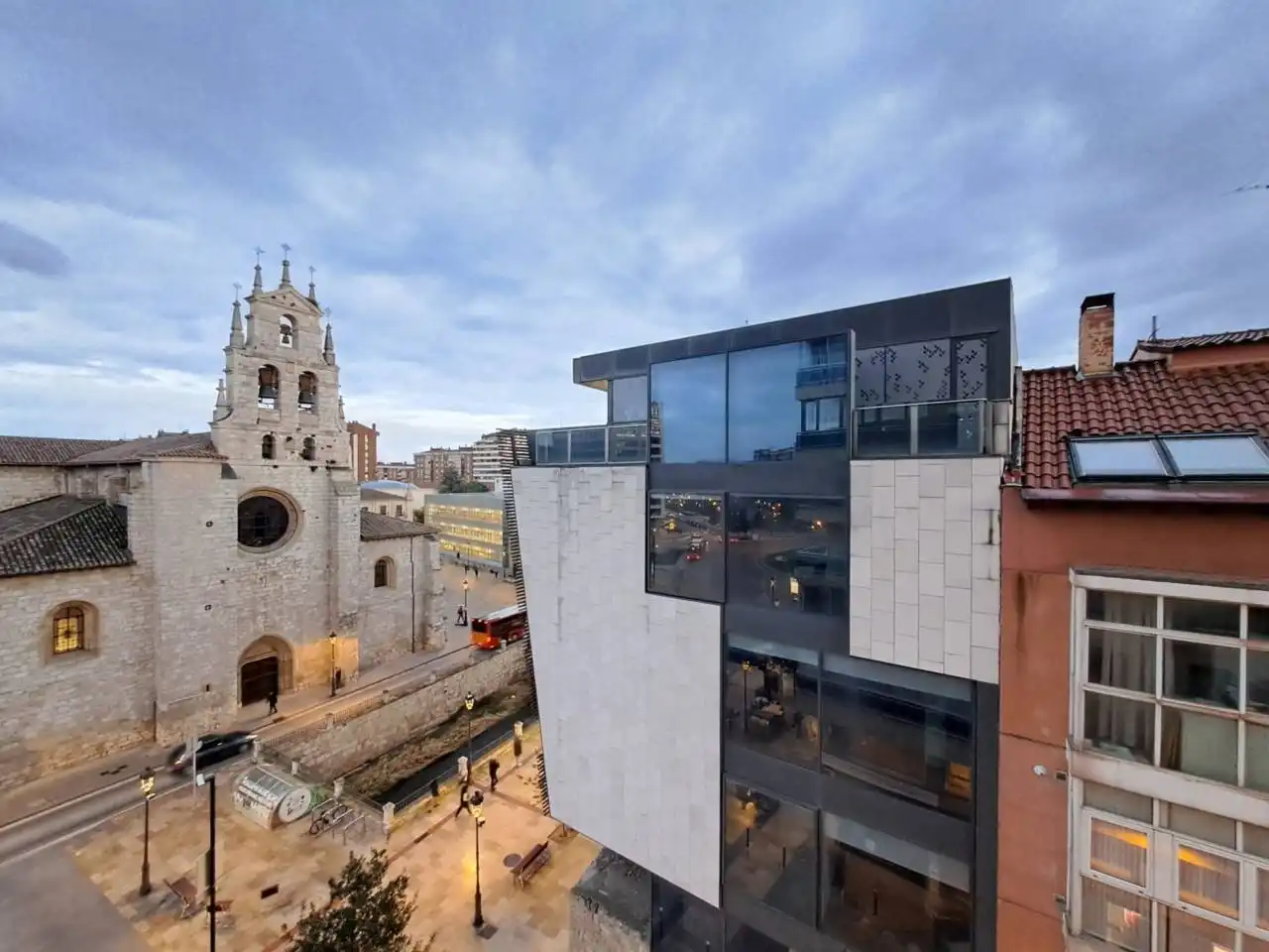 Vista exterior de Pis en venda en Burgos amb Calefacció, Terrassa i Alarma
