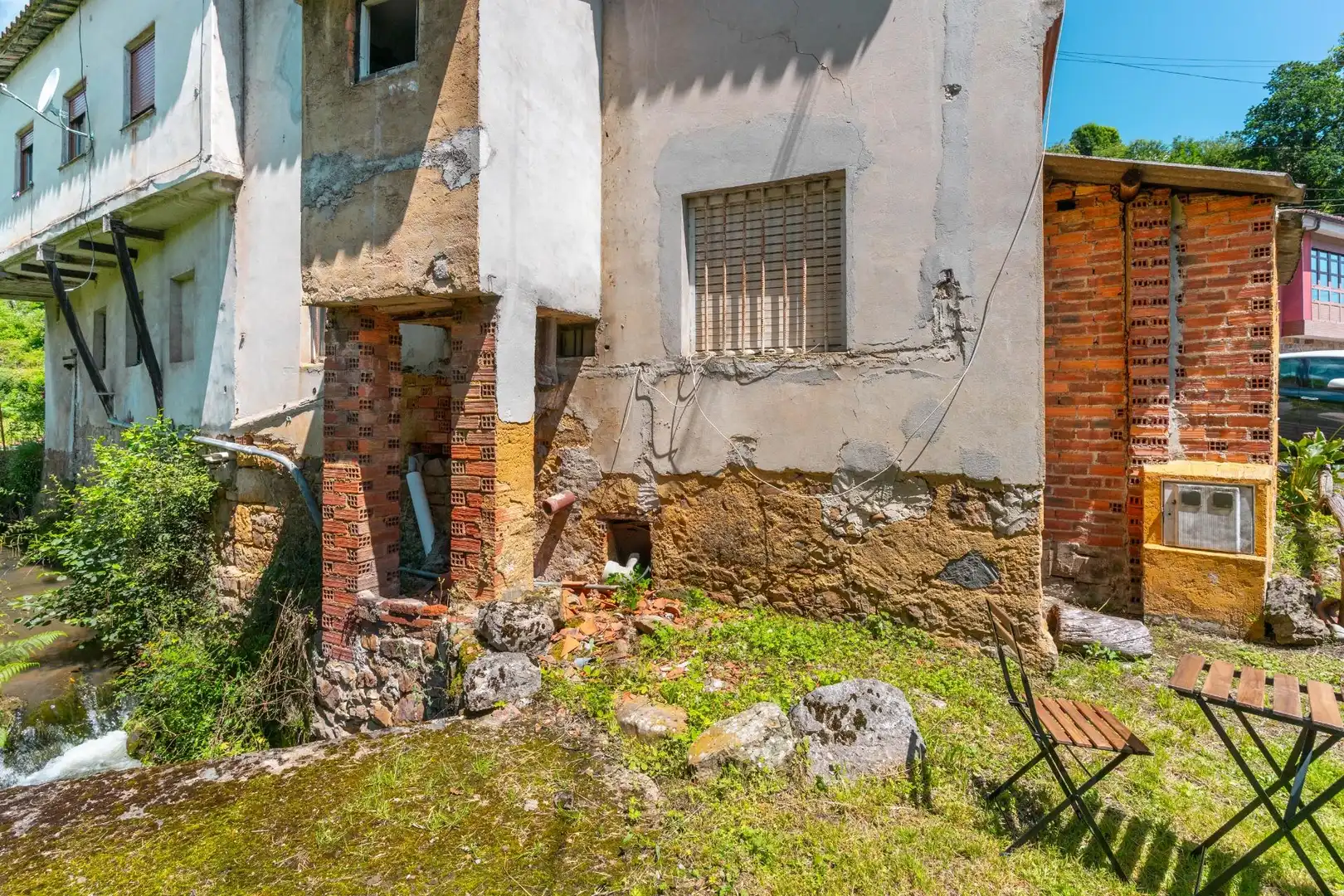 Vista exterior de Casa adosada en venda en Bimenes amb Calefacció, Terrassa i Traster
