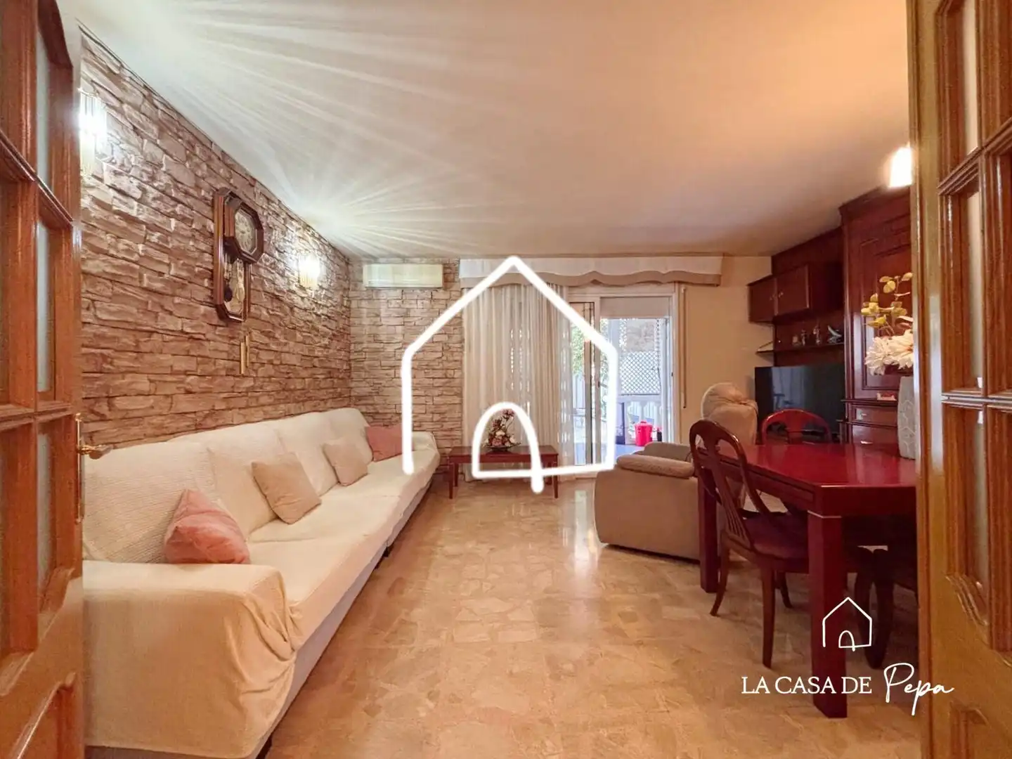 Sala de estar de Casa adosada en venta en Viladecans con Aire acondicionado, Calefacción y Jardín privado