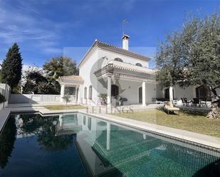 Vista exterior de Casa o xalet en venda en Fuengirola amb Aire condicionat, Terrassa i Piscina