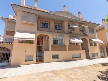 Adossat amb piscina en venda a Calle Iznájar 48
