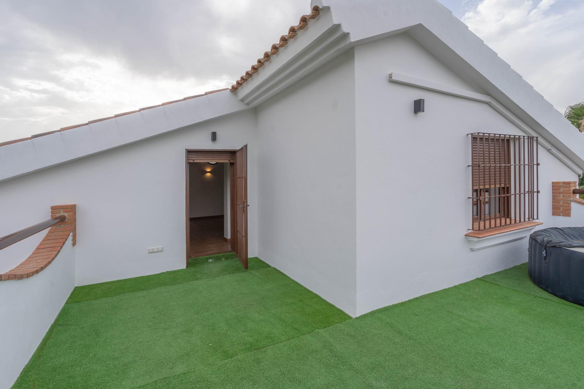 Vista exterior de Àtic de lloguer en Alhaurín El Grande amb Aire condicionat, Terrassa i Jacuzzi