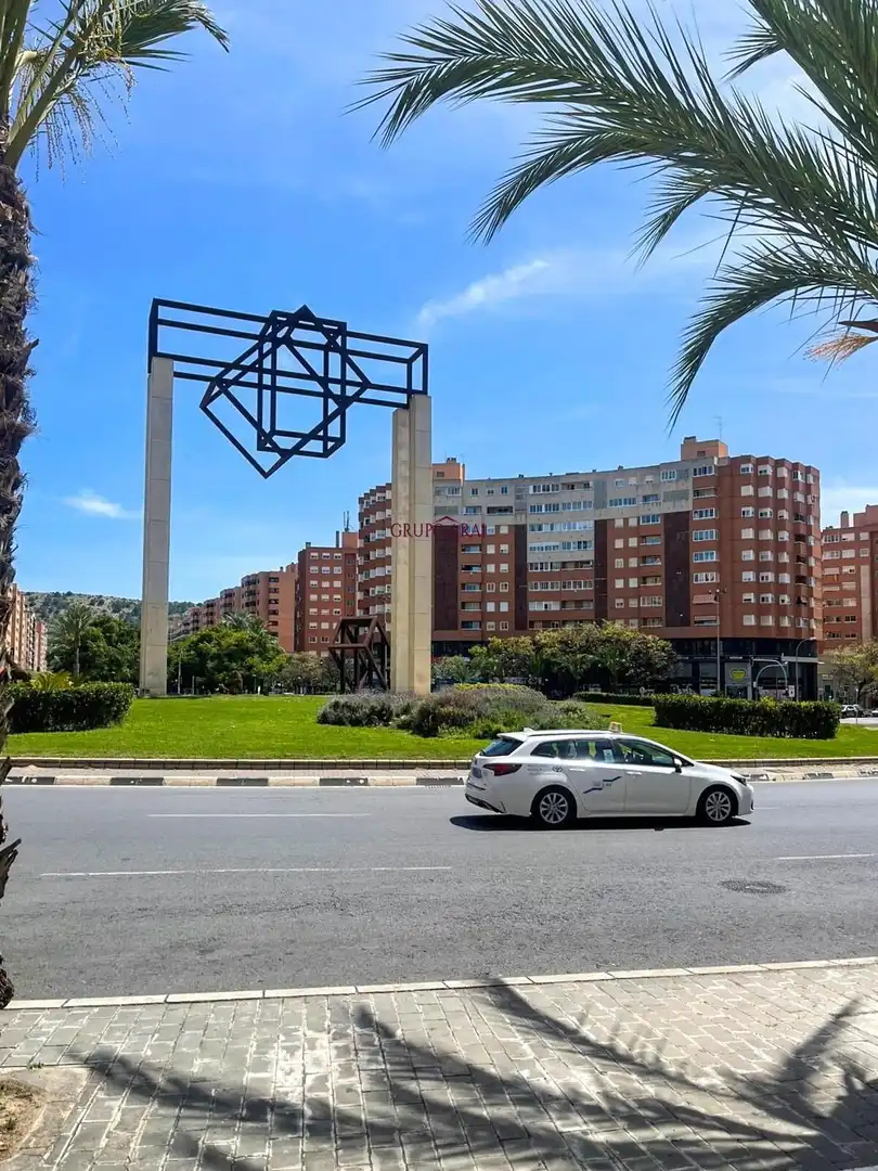 Vista exterior de Pis en venda en Alicante / Alacant amb Calefacció, Jardí privat i Balcó
