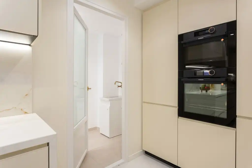 Cuina de Apartament en venda en Barcelona amb Calefacció, Traster i Moblat
