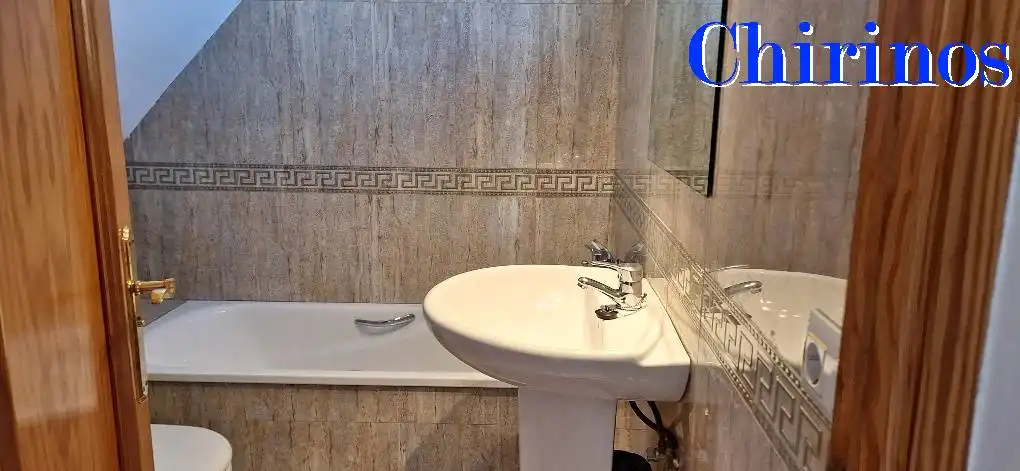 Baño de Ático de alquiler en Córdoba con Aire acondicionado, Terraza y Horno