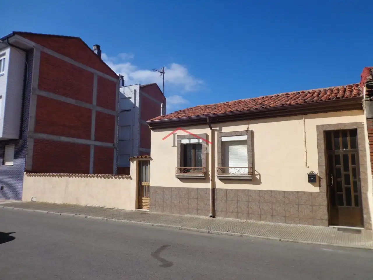 Vista exterior de Casa o chalet en venta en León Capital  con Calefacción y Jardín privado