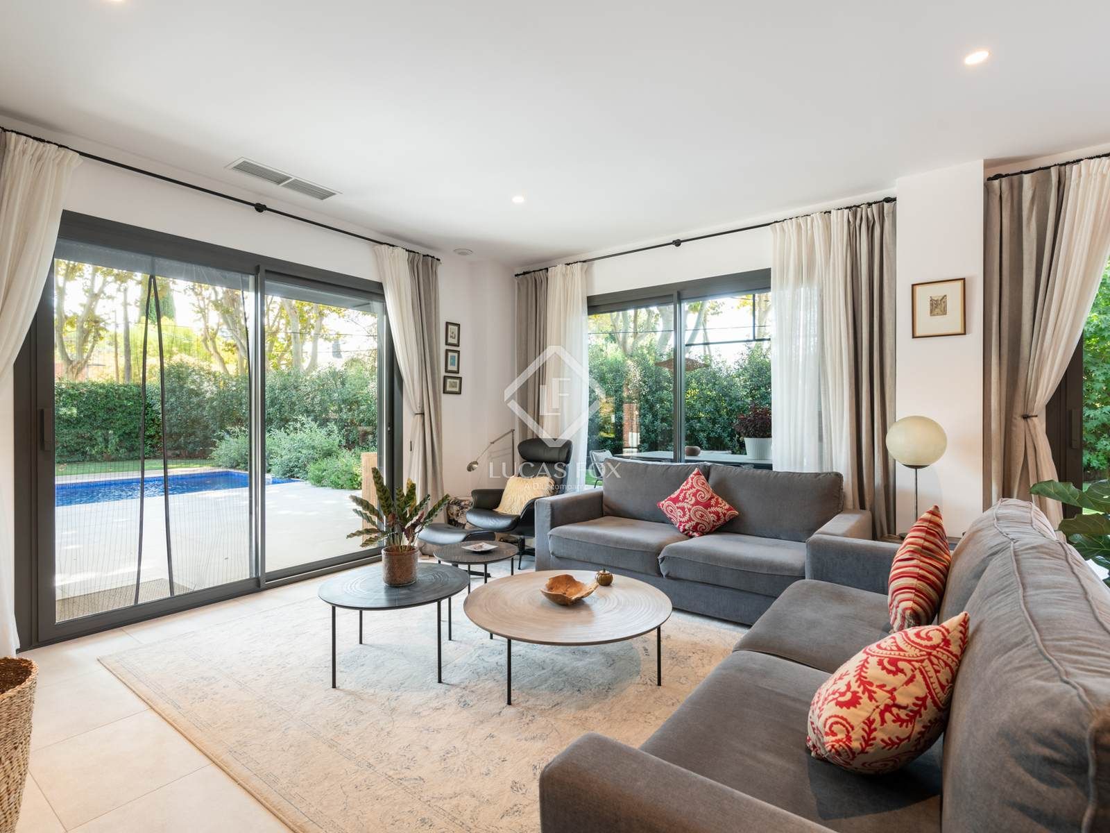 Living room of House or chalet for sale in Sant Cugat del Vallès  with Air Conditioner, Private garden and Parquet flooring