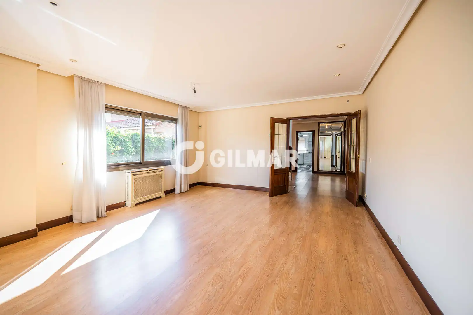 Sala d'estar de Casa adosada en venda en Madrid amb Calefacció, Jardí privat i Piscina