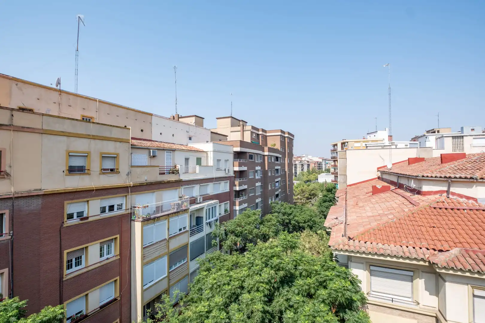 Vista exterior de Ático en venta en Zaragoza con Calefacción, Parquet y Terraza