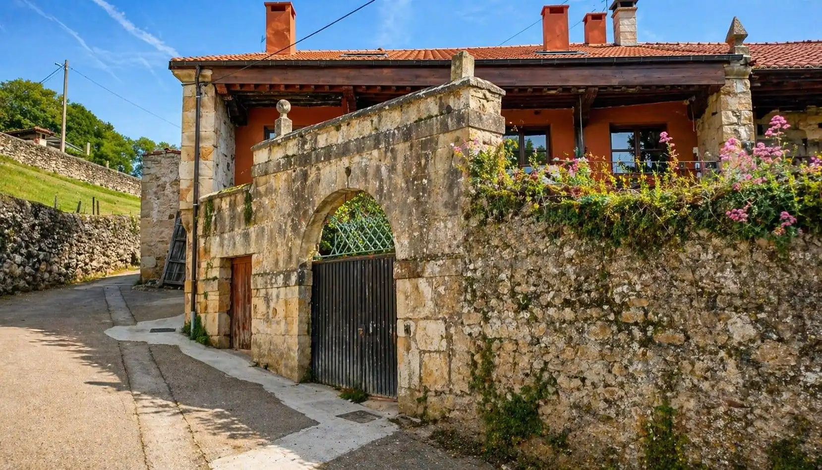 Vista exterior de Casa adosada en venda en Corvera de Toranzo amb Calefacció i Terrassa
