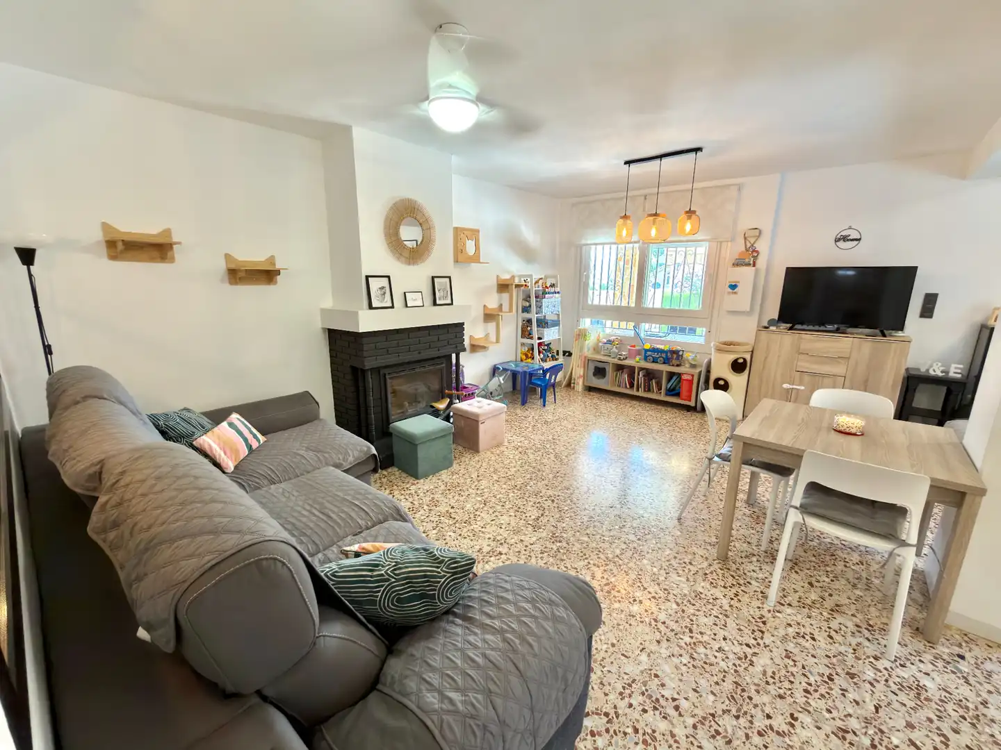 Sala d'estar de Casa o xalet en venda en Chiva amb Aire condicionat, Jardí privat i Terrassa