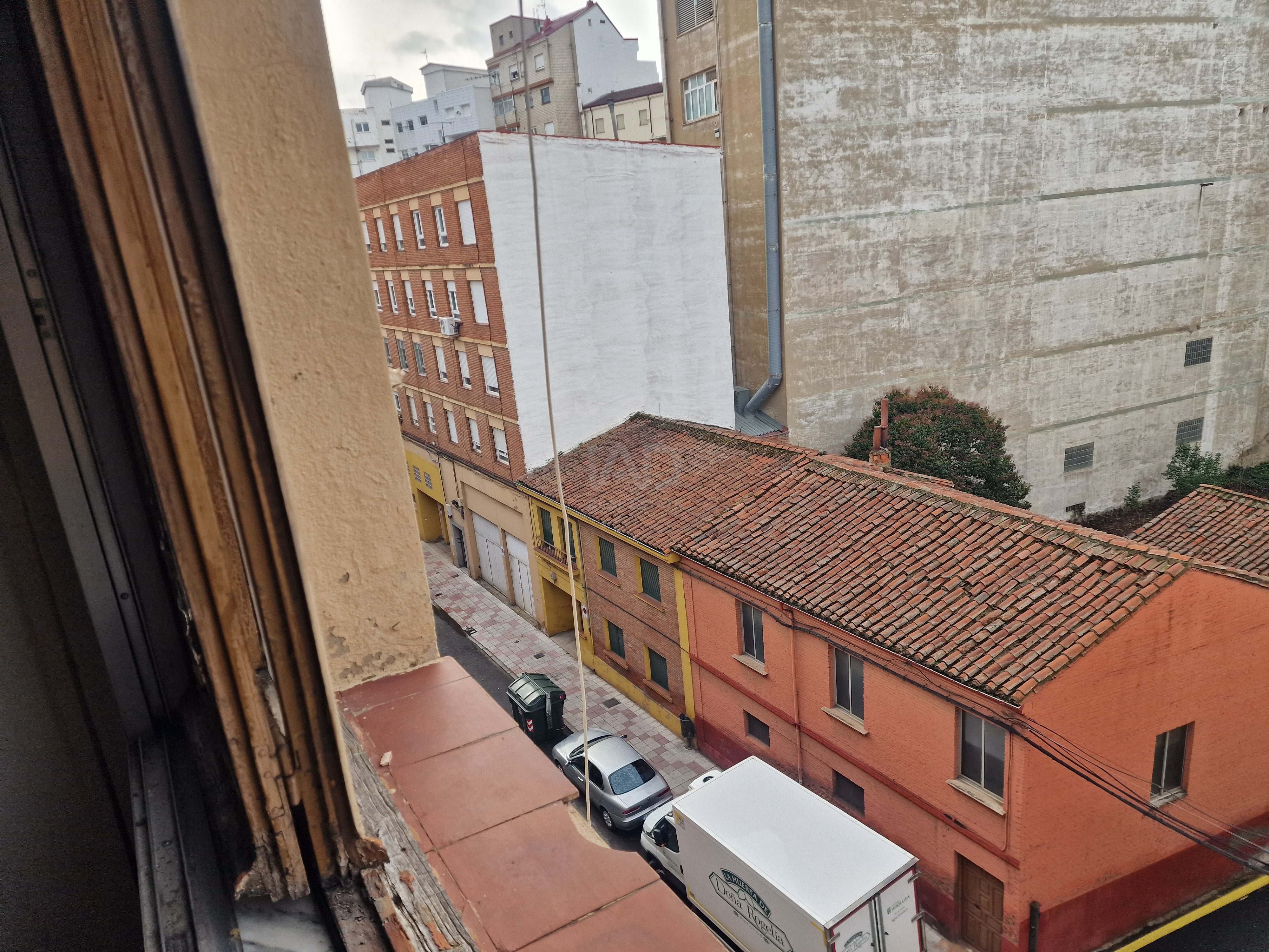 Vista exterior de Pis en venda en León Capital  amb Calefacció