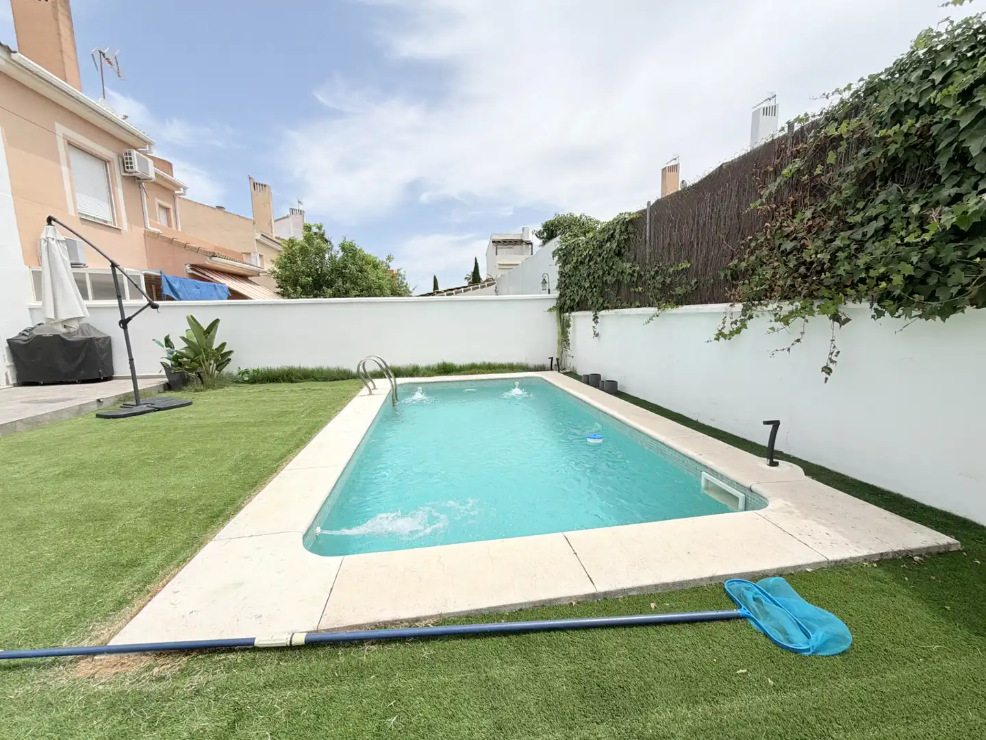 Piscina de Casa adosada en venta en Espartinas con Aire acondicionado, Jardín privado y Parquet