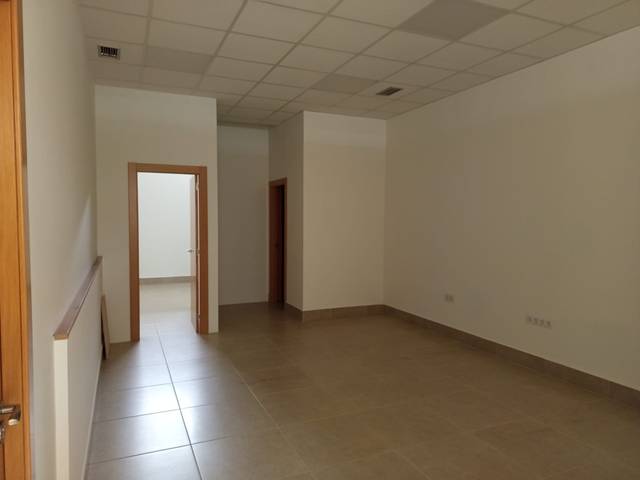 Local comercial en Alquiler en Avenida Roces, 1140 en Nuevos Roces