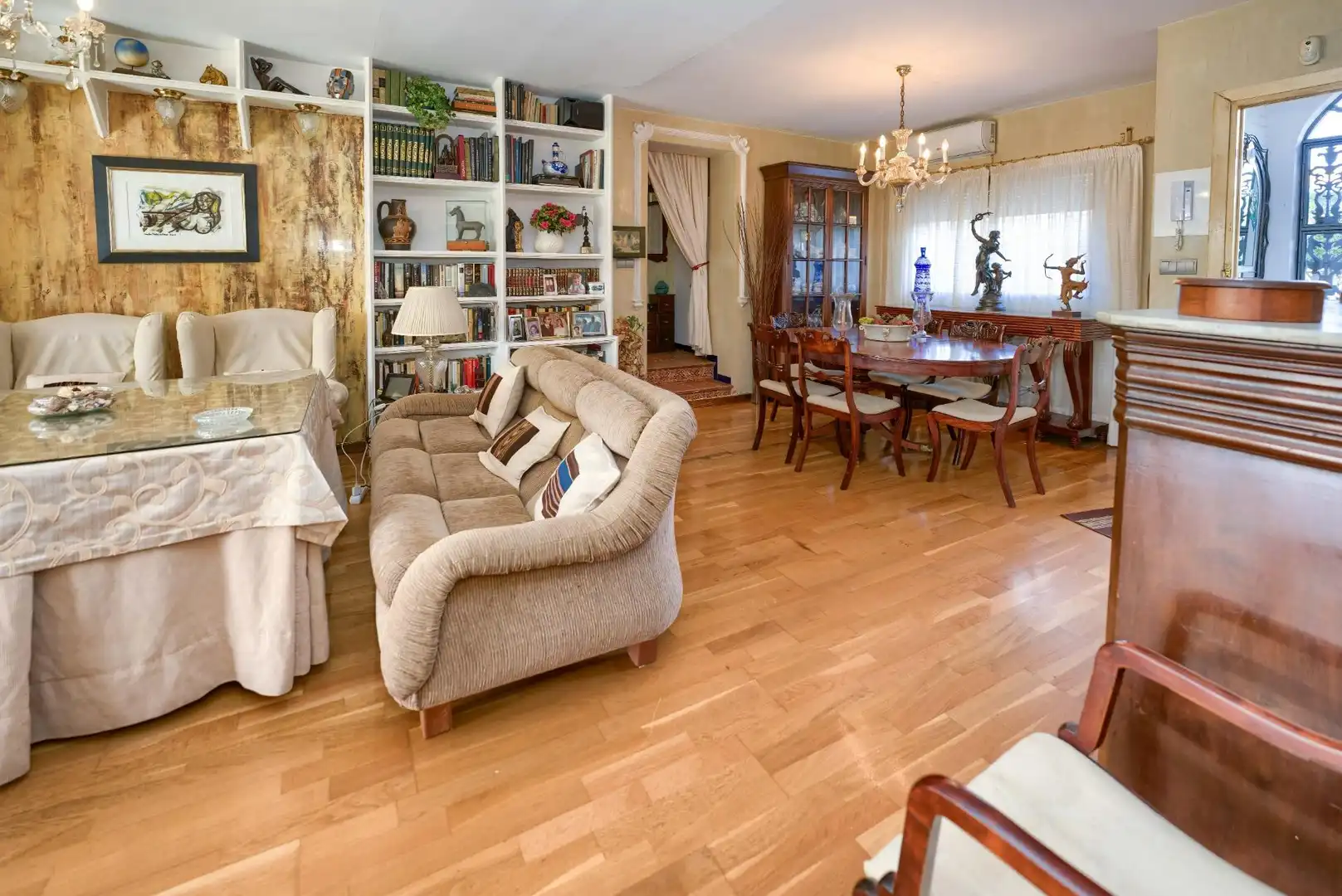 Sala d'estar de Casa o xalet en venda en Espartinas amb Aire condicionat, Jardí privat i Terrassa