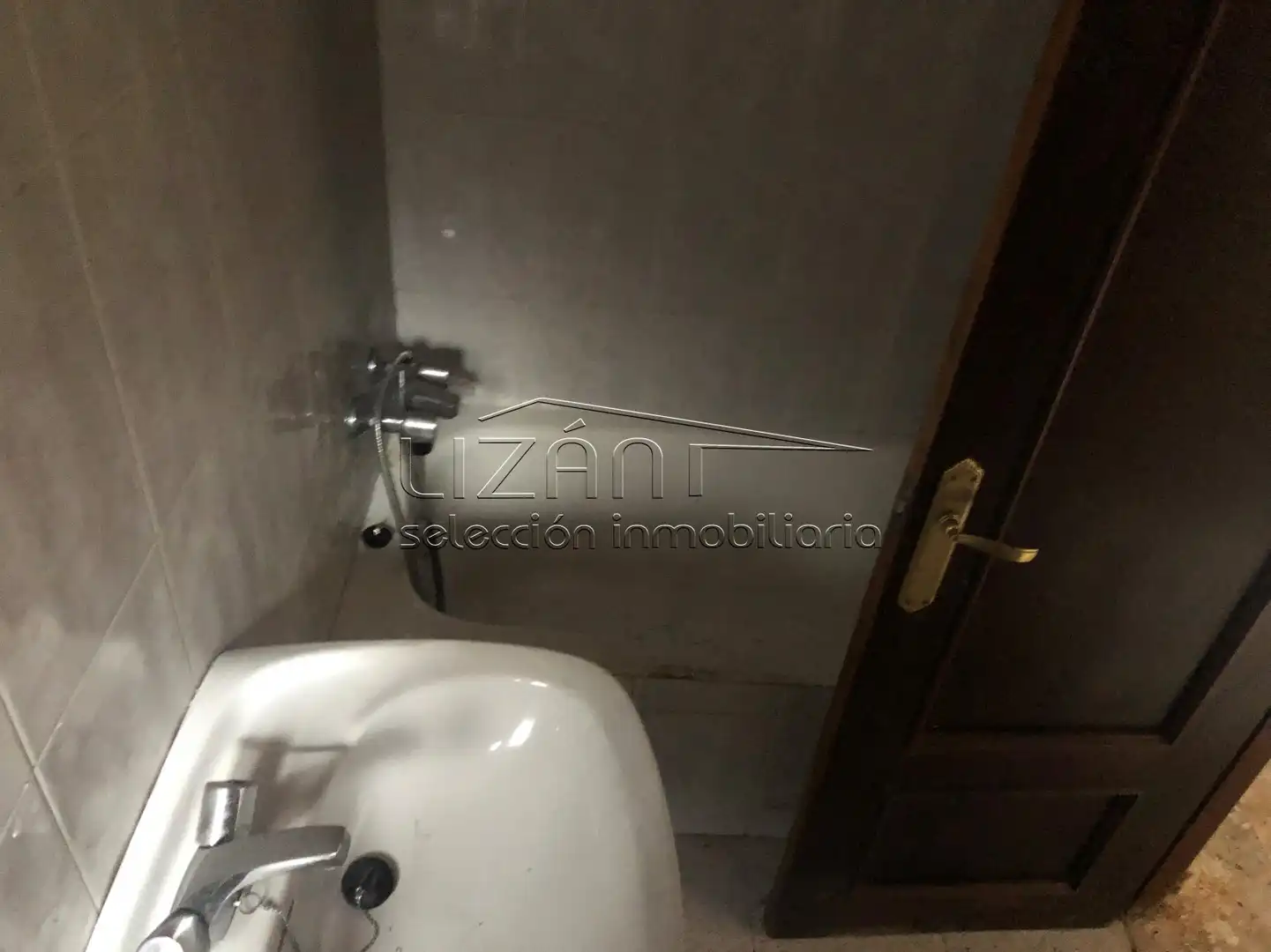 Baño de Local en venta en Oviedo 