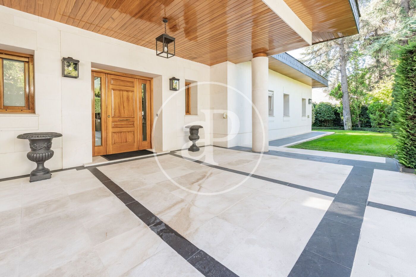 Vista exterior de Casa o xalet en venda en  Madrid Capital amb Aire condicionat, Calefacció i Jardí privat