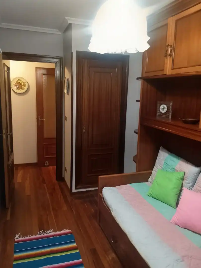 Habitación de Piso de alquiler en Oviedo  con Calefacción, Parquet y Amueblado