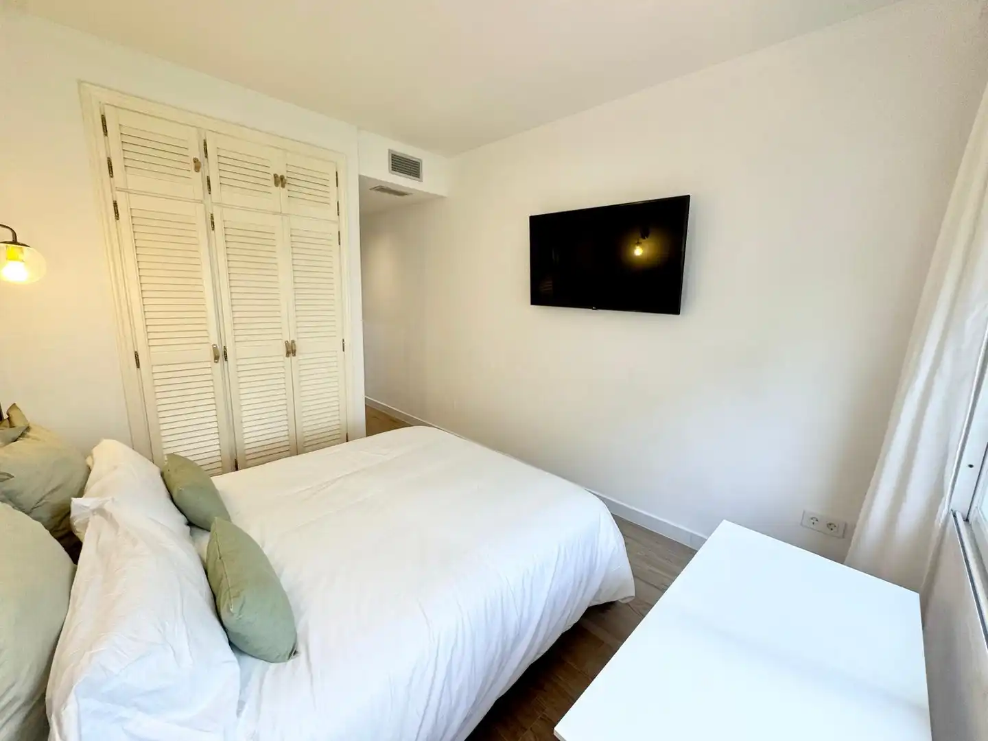 Schlafzimmer von Erdgeschoss zur Miete in Estepona mit Klimaanlage, Terrasse und Schwimmbad