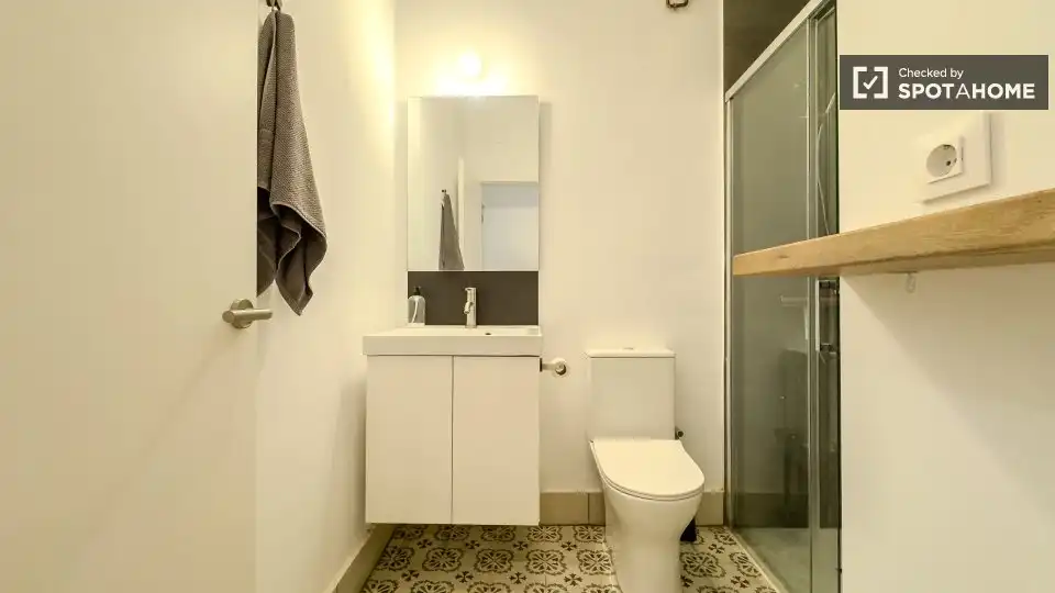 Baño de Estudio para compartir en L'Hospitalet de Llobregat con Aire acondicionado y Terraza