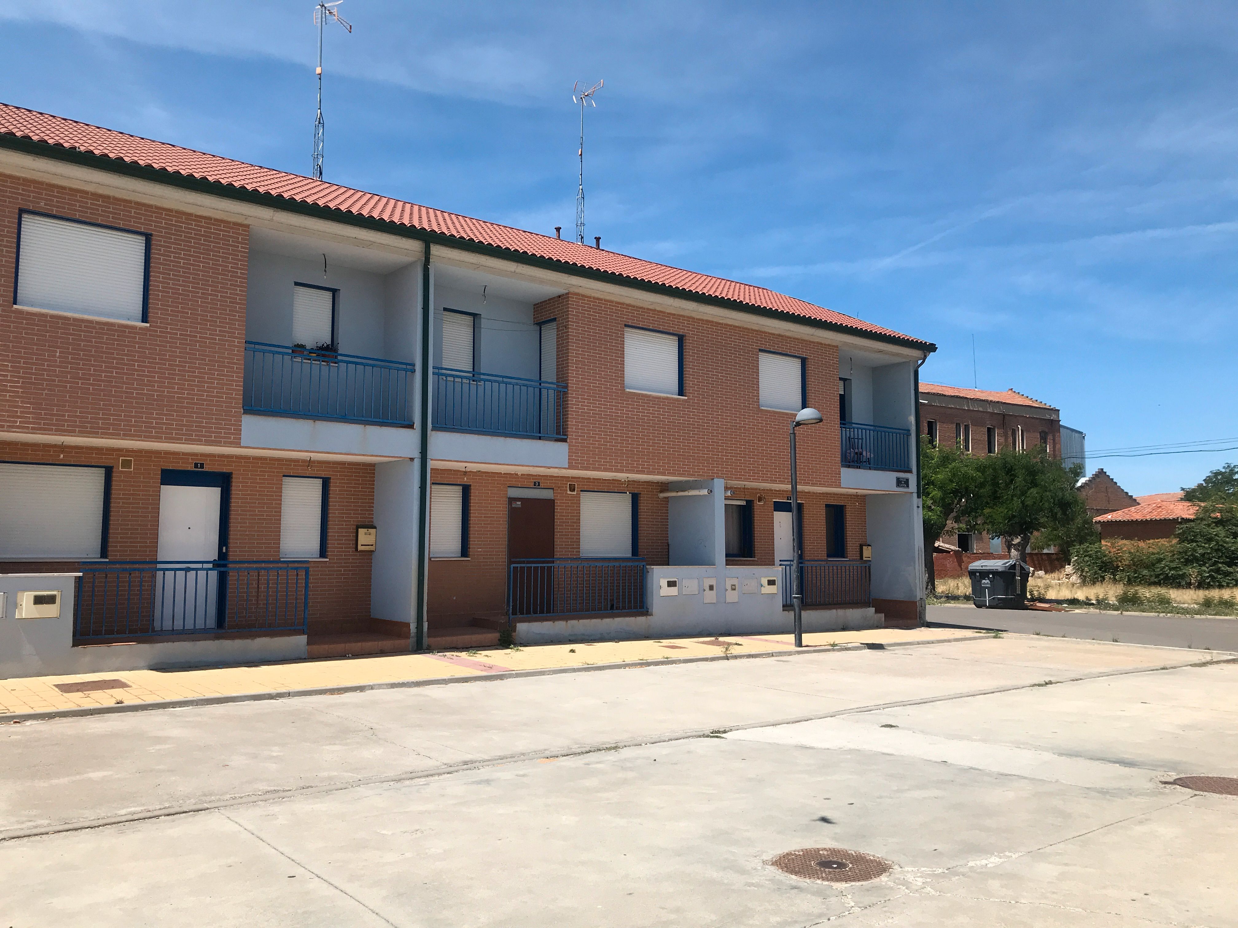 Vista exterior de Casa adosada en venda en Nava del Rey amb Terrassa