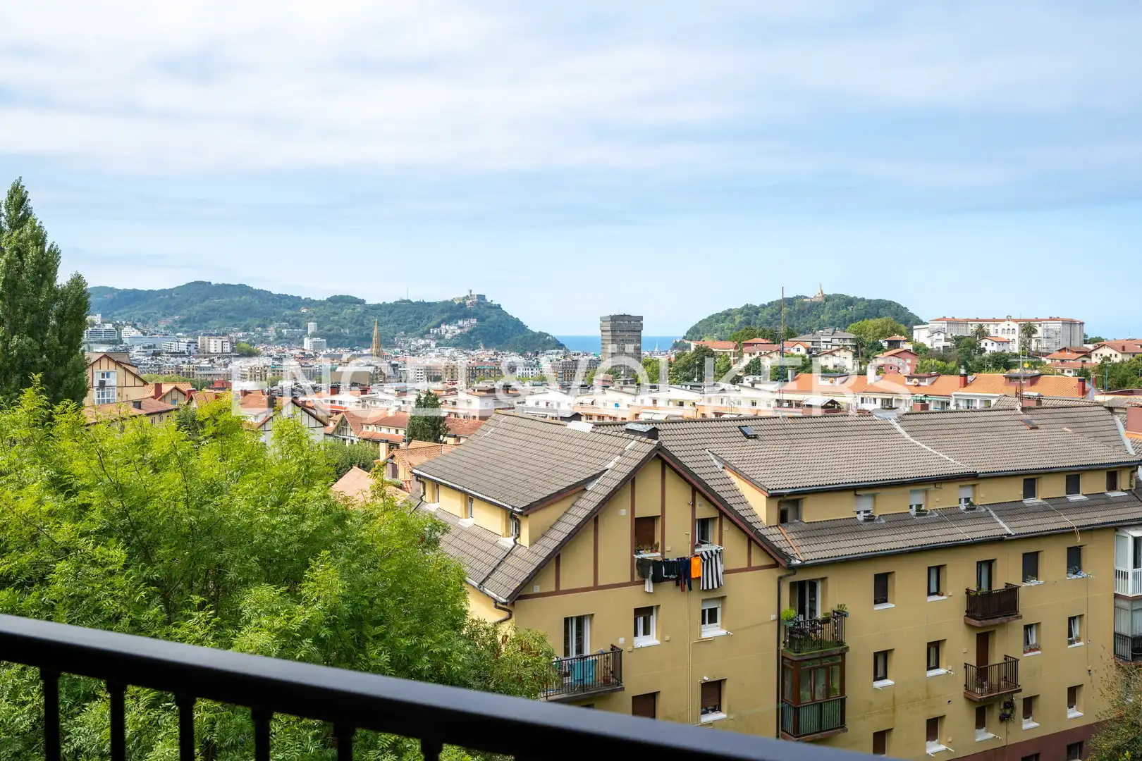 Terrassa de Casa adosada en venda en Donostia - San Sebastián  amb Calefacció, Jardí privat i Balcó