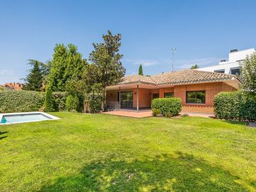Xalet amb piscina en venda a Osa Mayor