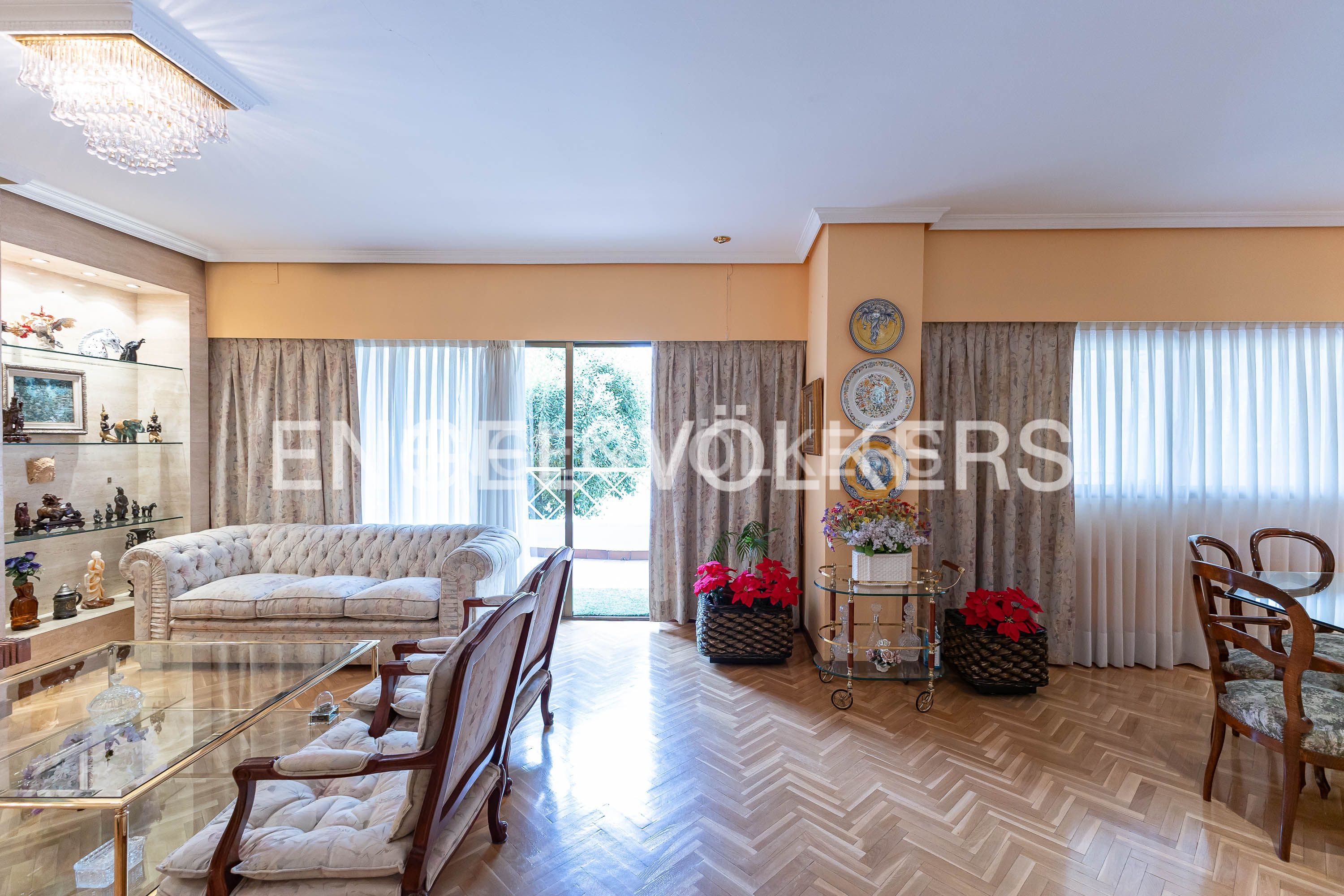 Sala d'estar de Casa o xalet en venda en  Madrid Capital amb Aire condicionat, Calefacció i Parquet