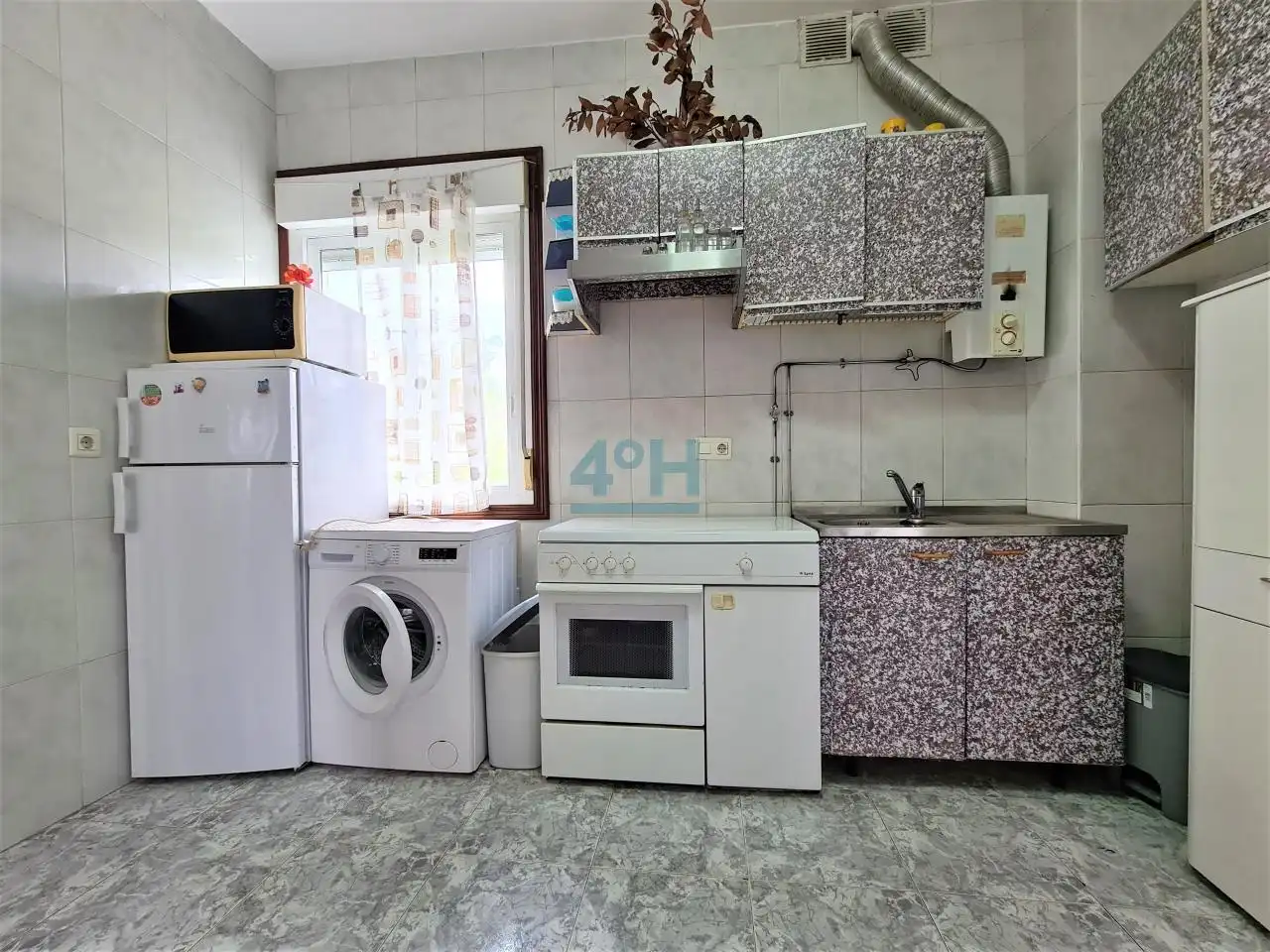 Cuina de Casa o xalet en venda en Ourense Capital  amb Jardí privat i Traster