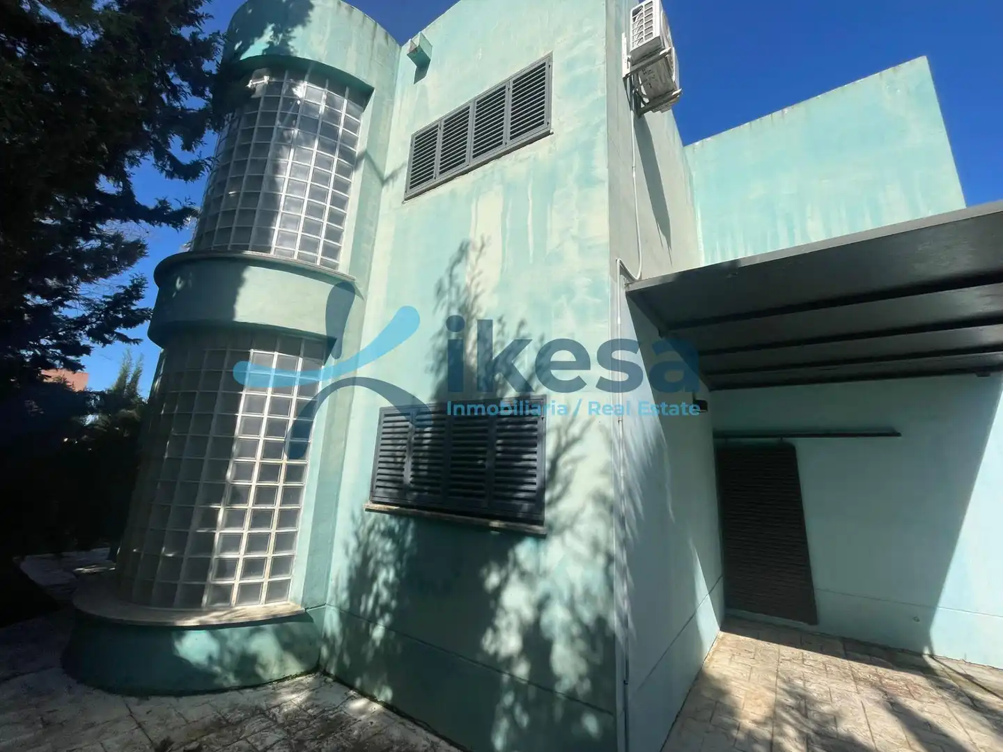 Vista exterior de Casa o xalet en venda en Espartinas amb Jardí privat, Piscina i Piscina comunitària