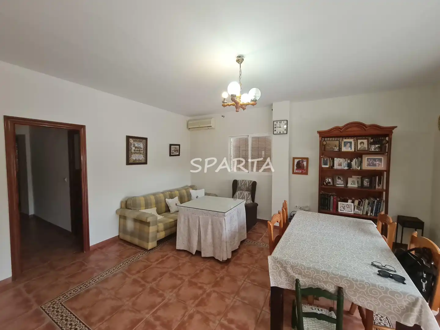 Wohnzimmer von Country house zum Verkauf in Sanlúcar la Mayor mit Privatgarten, Schwimmbad und Ofen