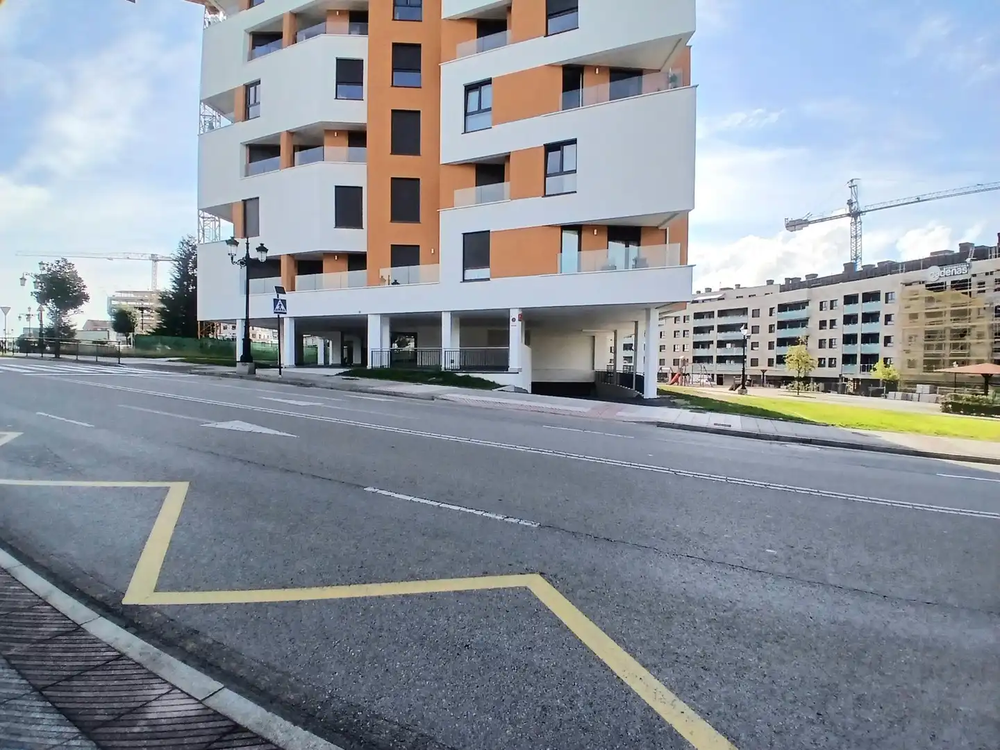 Parkplatz von Dachboden zur Miete in Oviedo  mit Heizung, Terrasse und Abstellraum