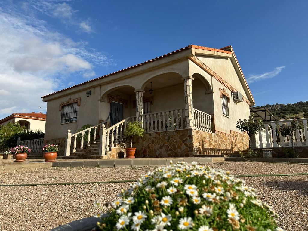 Vista exterior de Casa o xalet en venda en Magacela amb Jardí privat, Terrassa i Piscina
