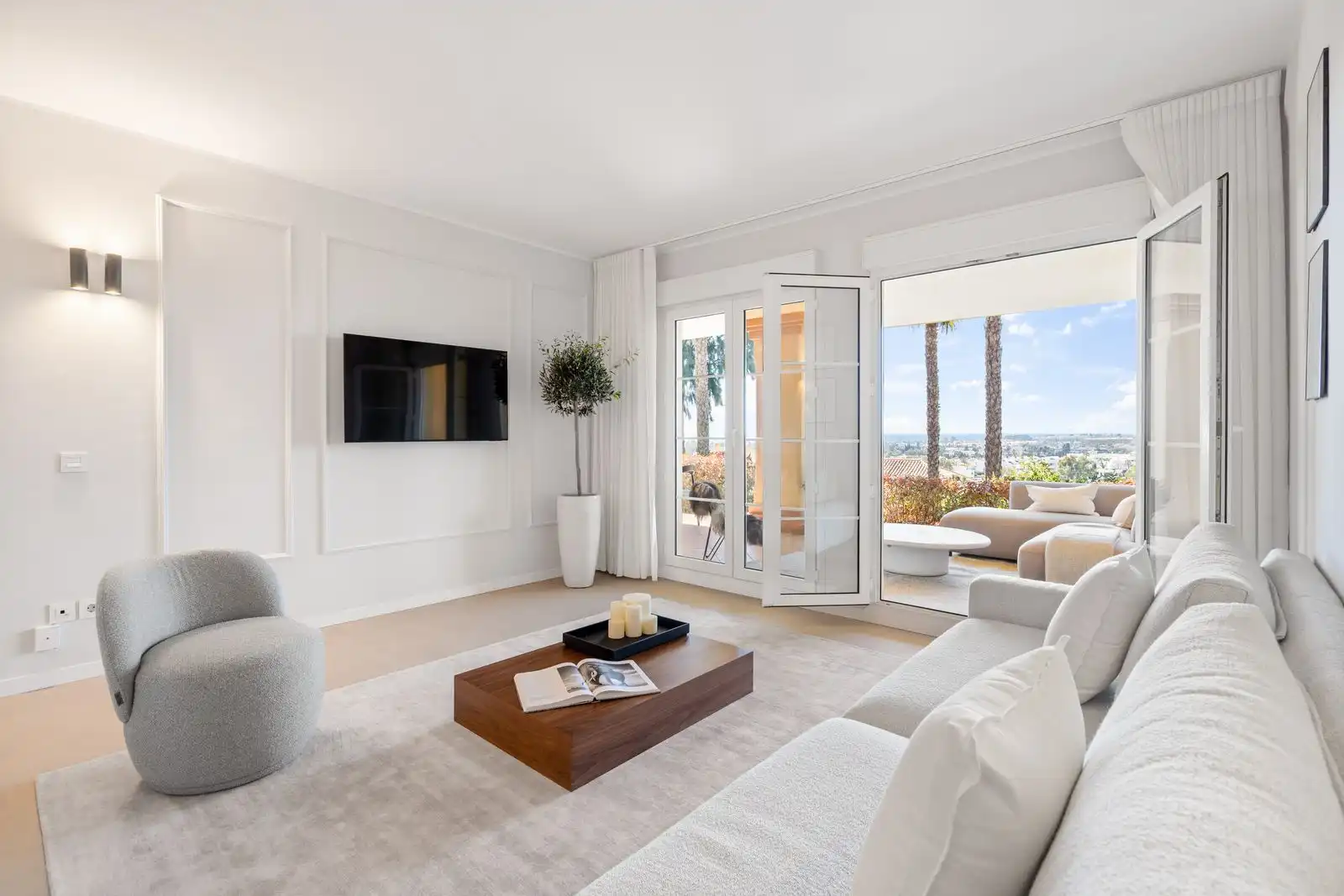 Sala de estar de Apartamento en venta en Marbella con Terraza, Amueblado y Piscina comunitaria