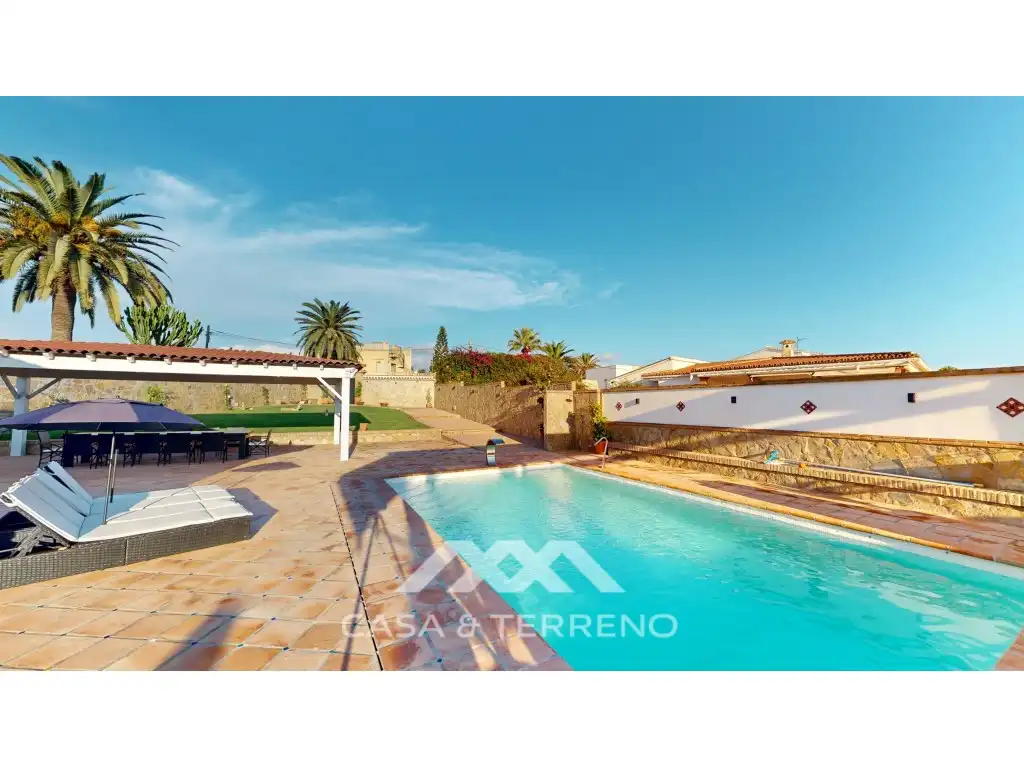Vista exterior de Casa o xalet en venda en Vélez-Málaga amb Piscina, Moblat i TV
