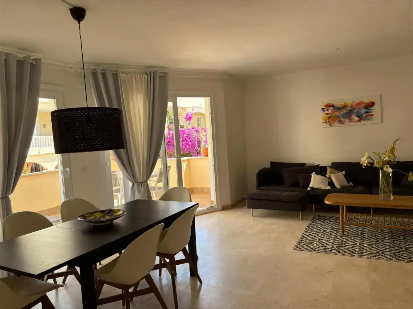 Wohnzimmer von Wohnung zur Miete in Estepona mit Klimaanlage, Schwimmbad und Balkon