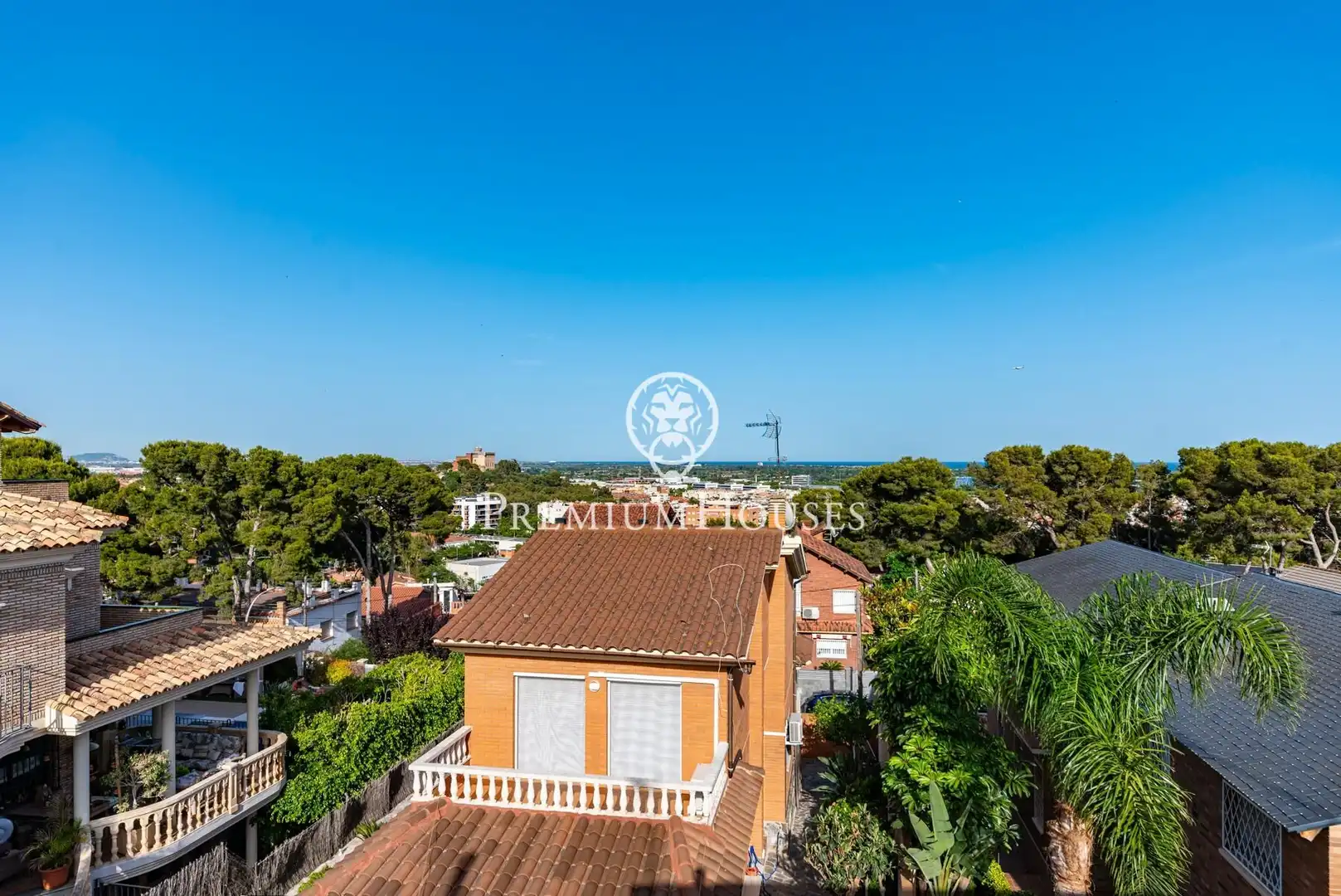 Vista exterior de Casa adosada en venda en Castelldefels amb Aire condicionat, Calefacció i Jardí privat