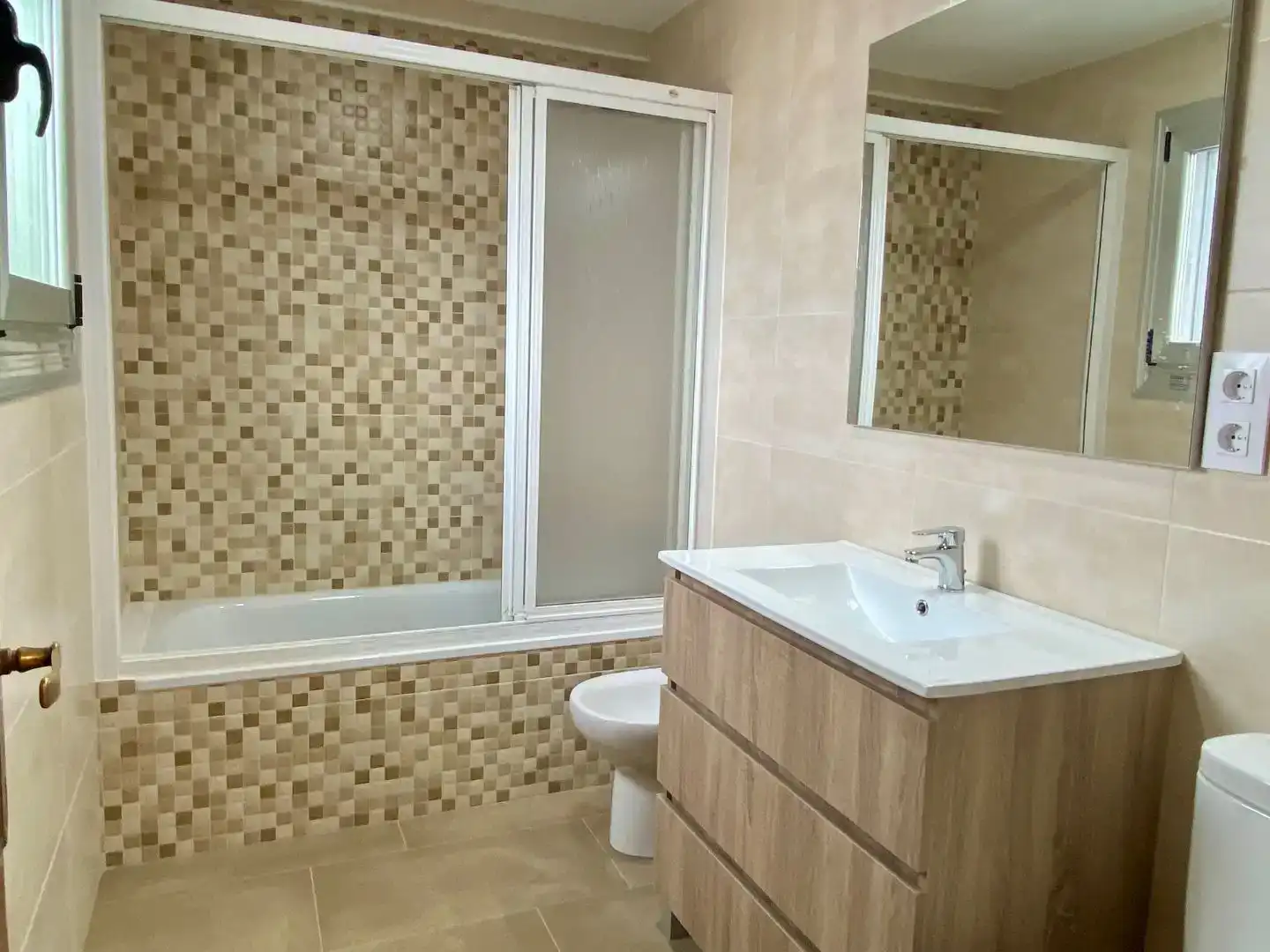 Bathroom of Flat for rent in Vigo   with Parquet flooring and Storage room