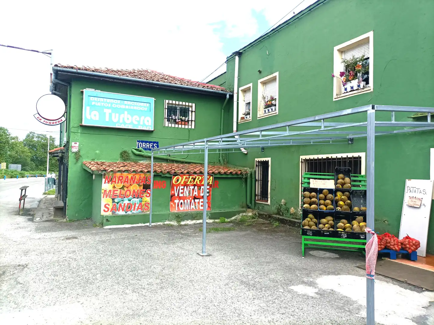Vista exterior de Casa o xalet en venda en Torrelavega  amb Terrassa i Traster