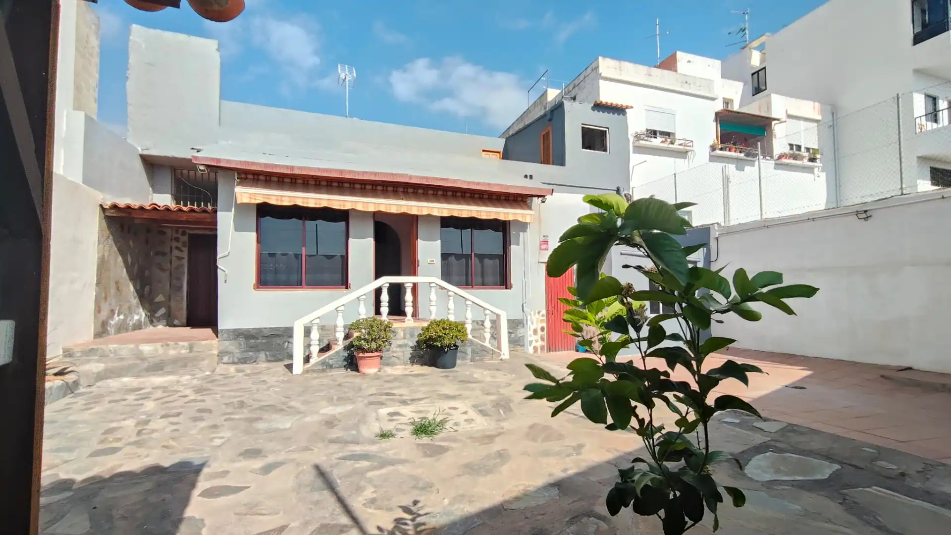 Außenansicht von Einfamilien-Reihenhaus zum Verkauf in Güímar mit Privatgarten, Terrasse und Abstellraum